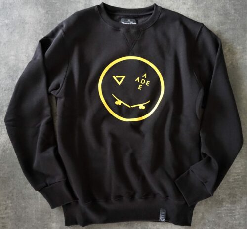 heavy crew-neck sweatshirt, manufactured with very resistant fabric